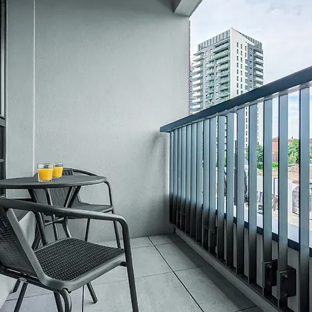 Popieluszki Modern With Parking By Renters Apartamento